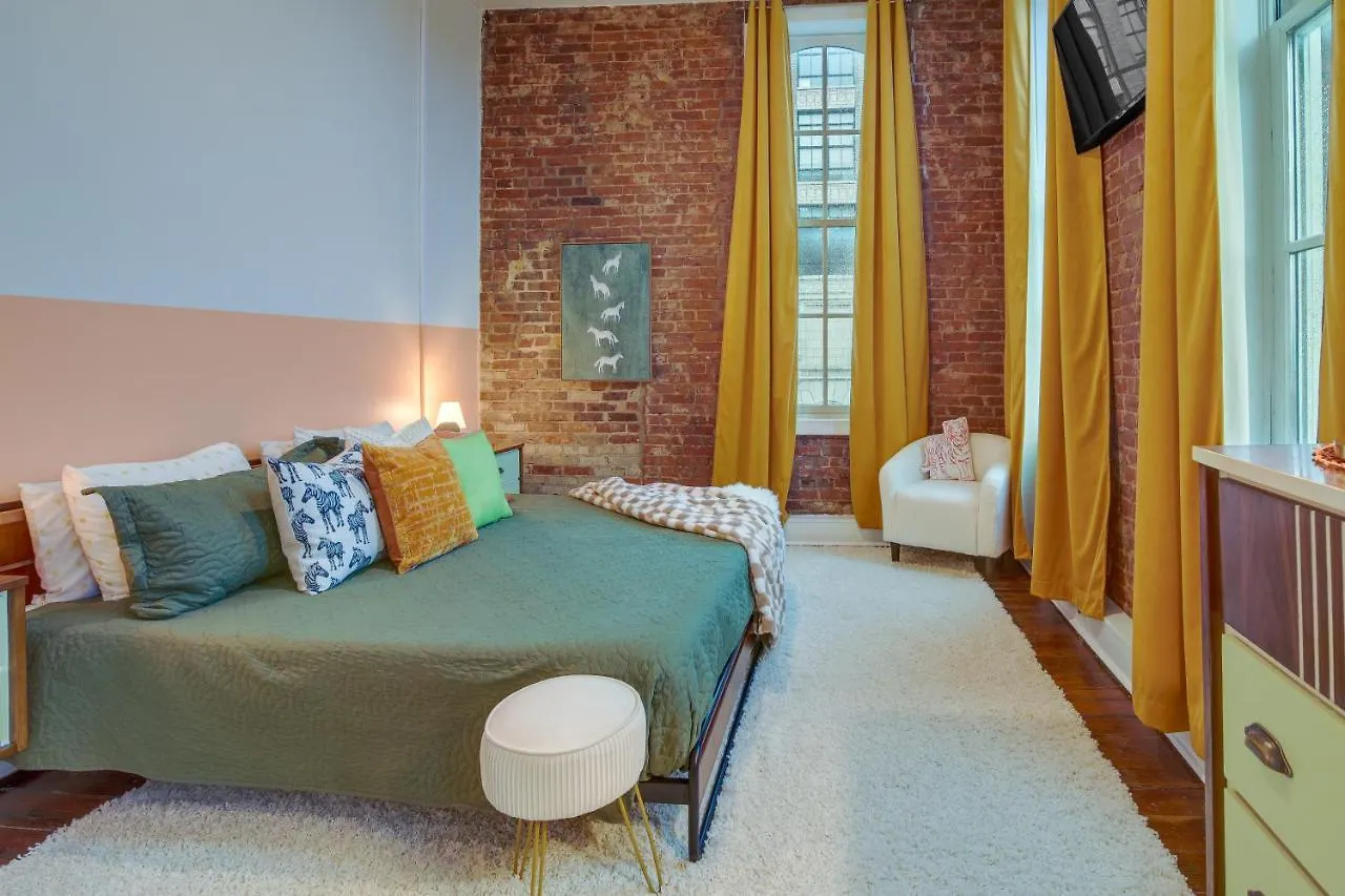 Historic Memphis Condo Walk To Beale Street!
